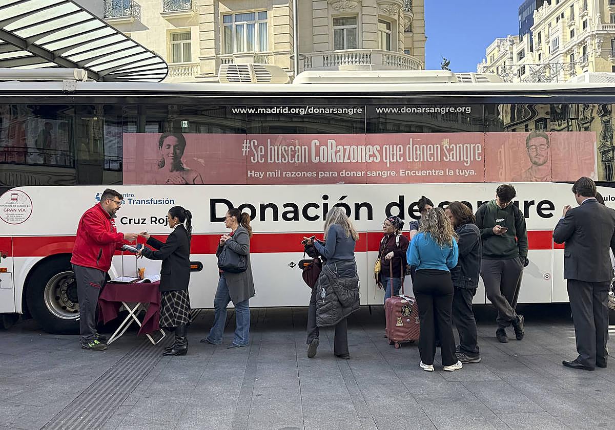 Una cola de voluntarios en Madrid durante este miércoles para donar sangre para los afectados por el accidente ferroviario de Urda.