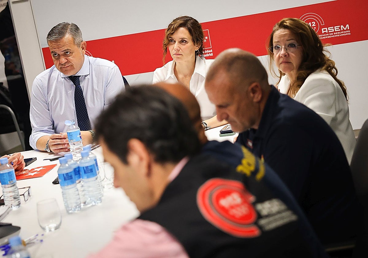 Ayuso decreta tres días de luto en Madrid en un día aciago, en el que se han estrenado dos consejeros miniatura