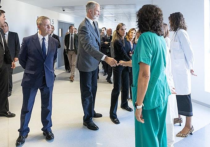 Los Reyes saludan al personal sanitario.