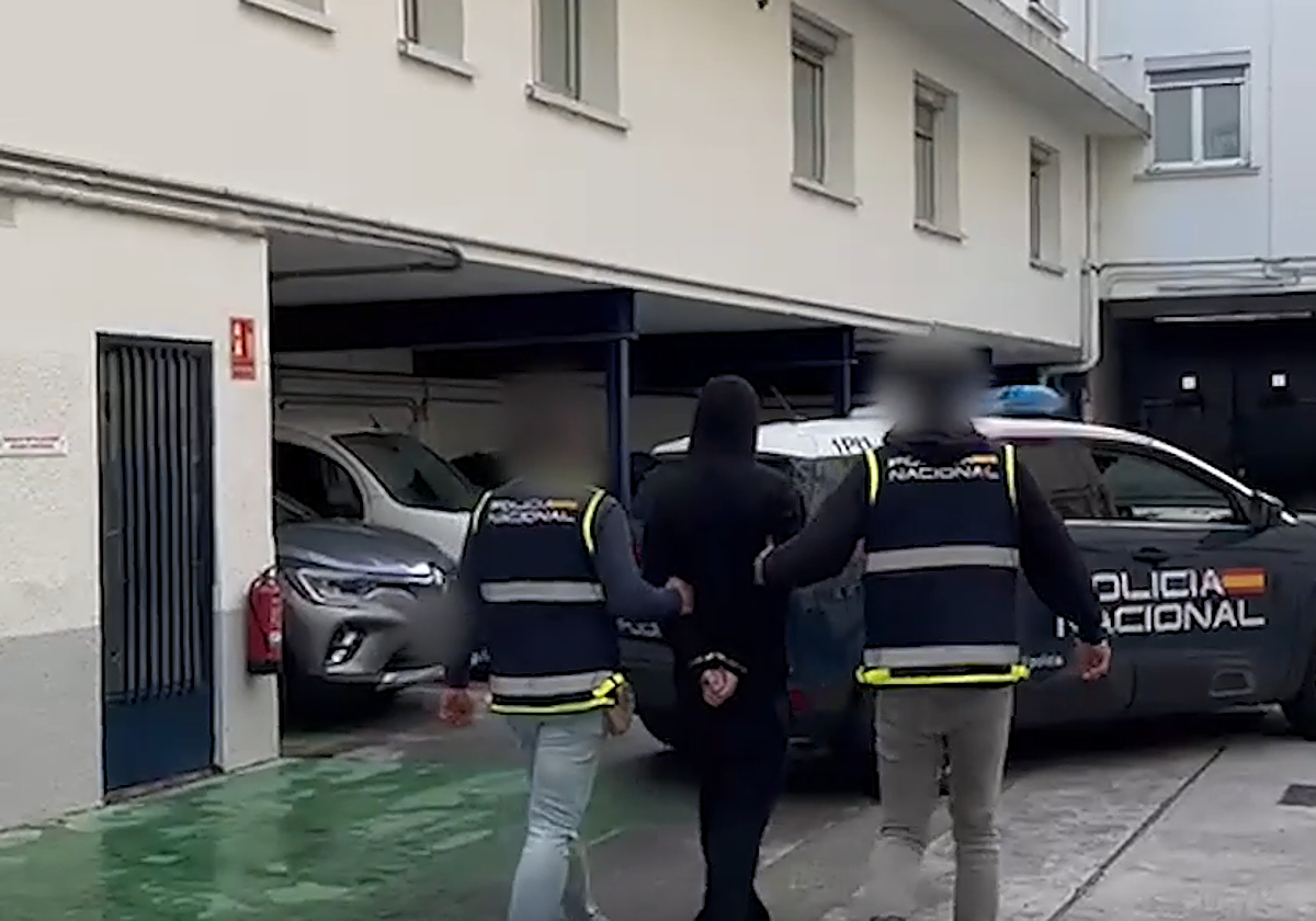 Agentes de la Policía Nacional durante la detención del administrador de Blocus en Bilbao