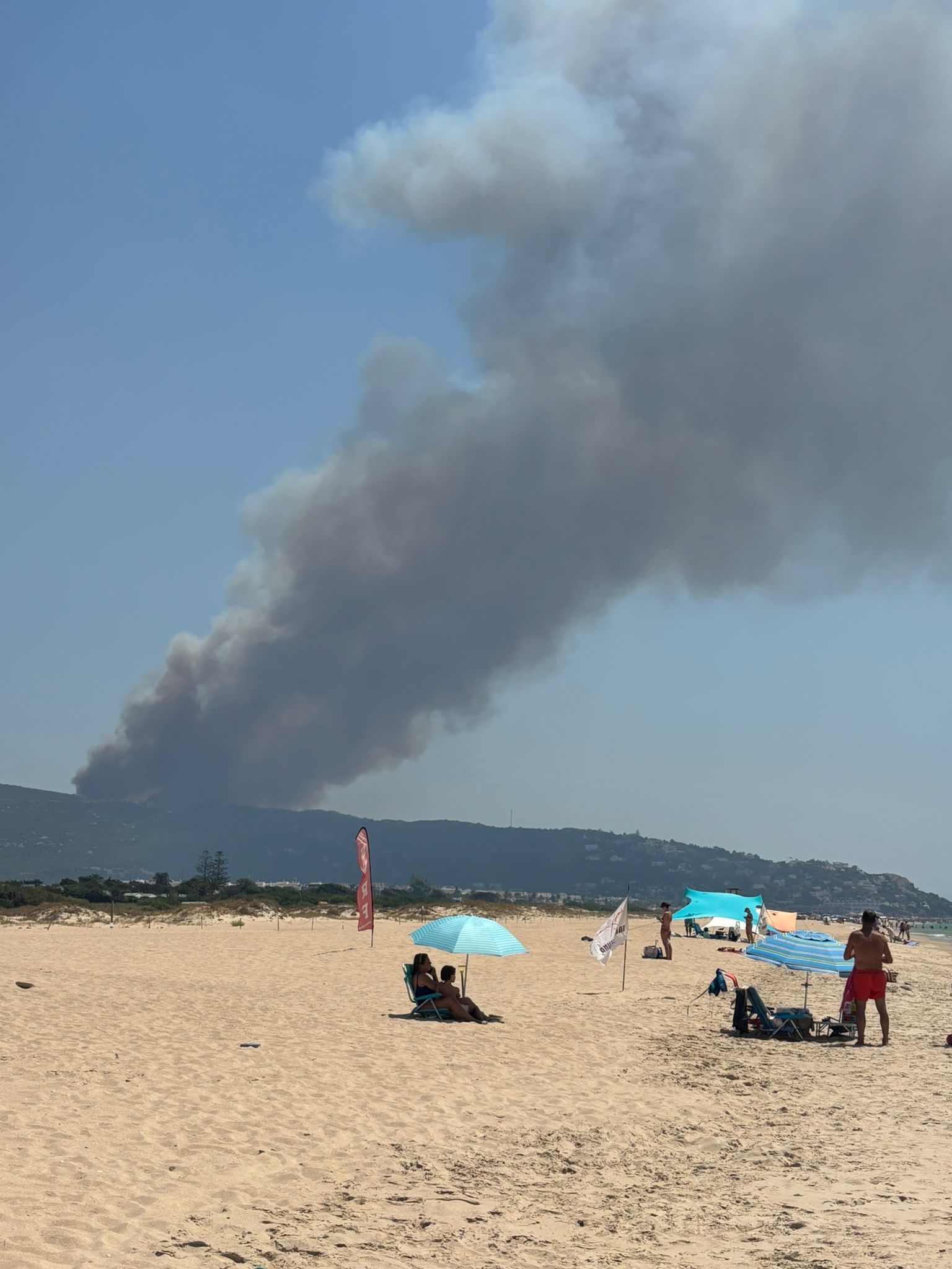Un nuevo incendio forestal pone en jaque a Tarifa