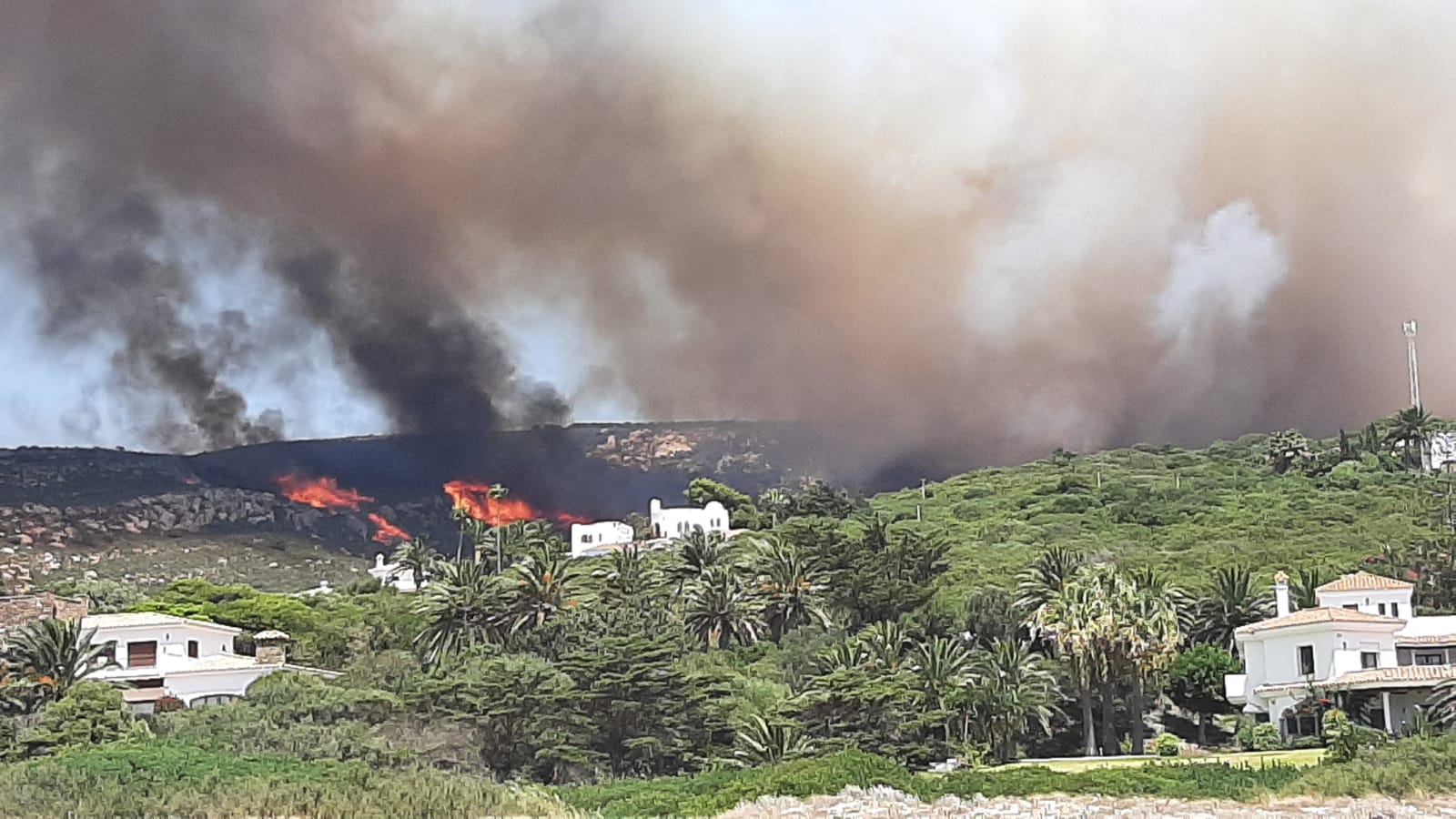 Un nuevo incendio forestal pone en jaque a Tarifa