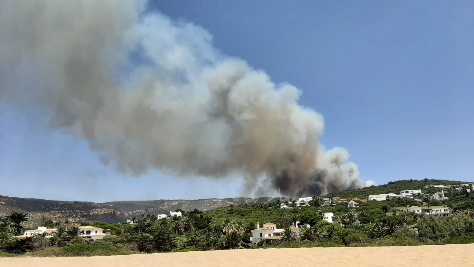 Un nuevo incendio forestal pone en jaque a Tarifa