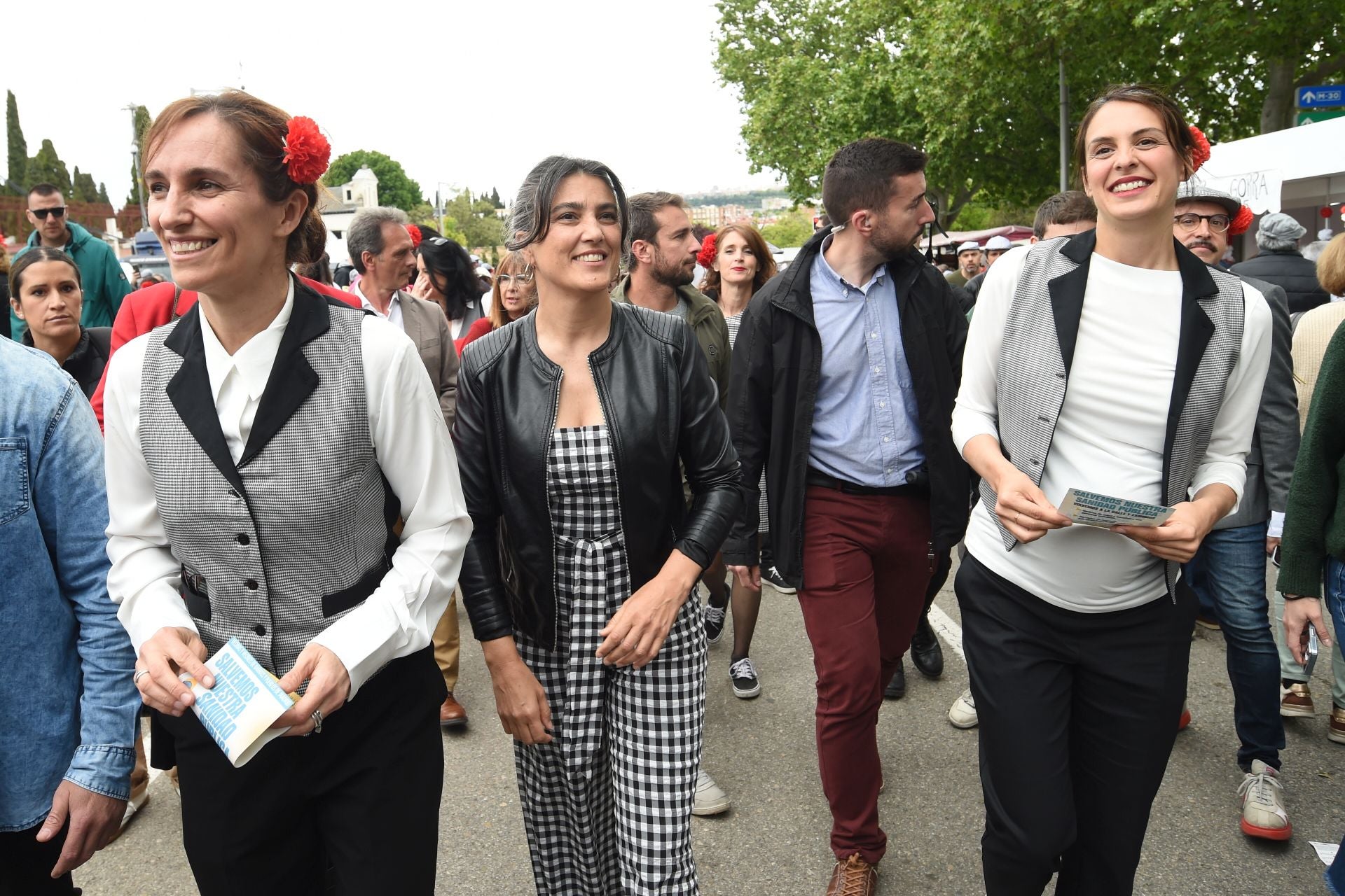 La ministra de Sanidad, Mónica García, y la portavoz de Más Madrid en el Ayuntamiento, Rita Maestre, en la Pradera de San Isidro