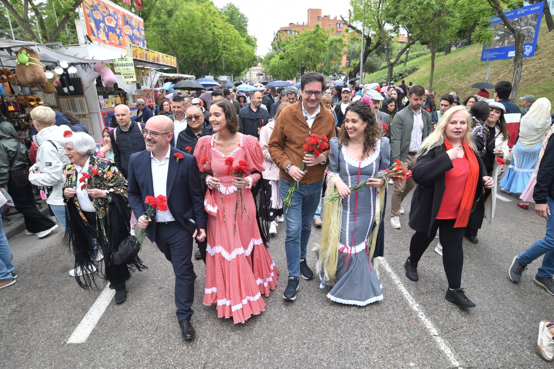 El delegado del Gobierno en Madrid, Francisco Martín, la portavoz del PSOE en el Ayuntamiento de Madrid, Reyes Maroto, y el secretario general del PSOE de Madrid, Óscar López, en la pradera de San Isidro