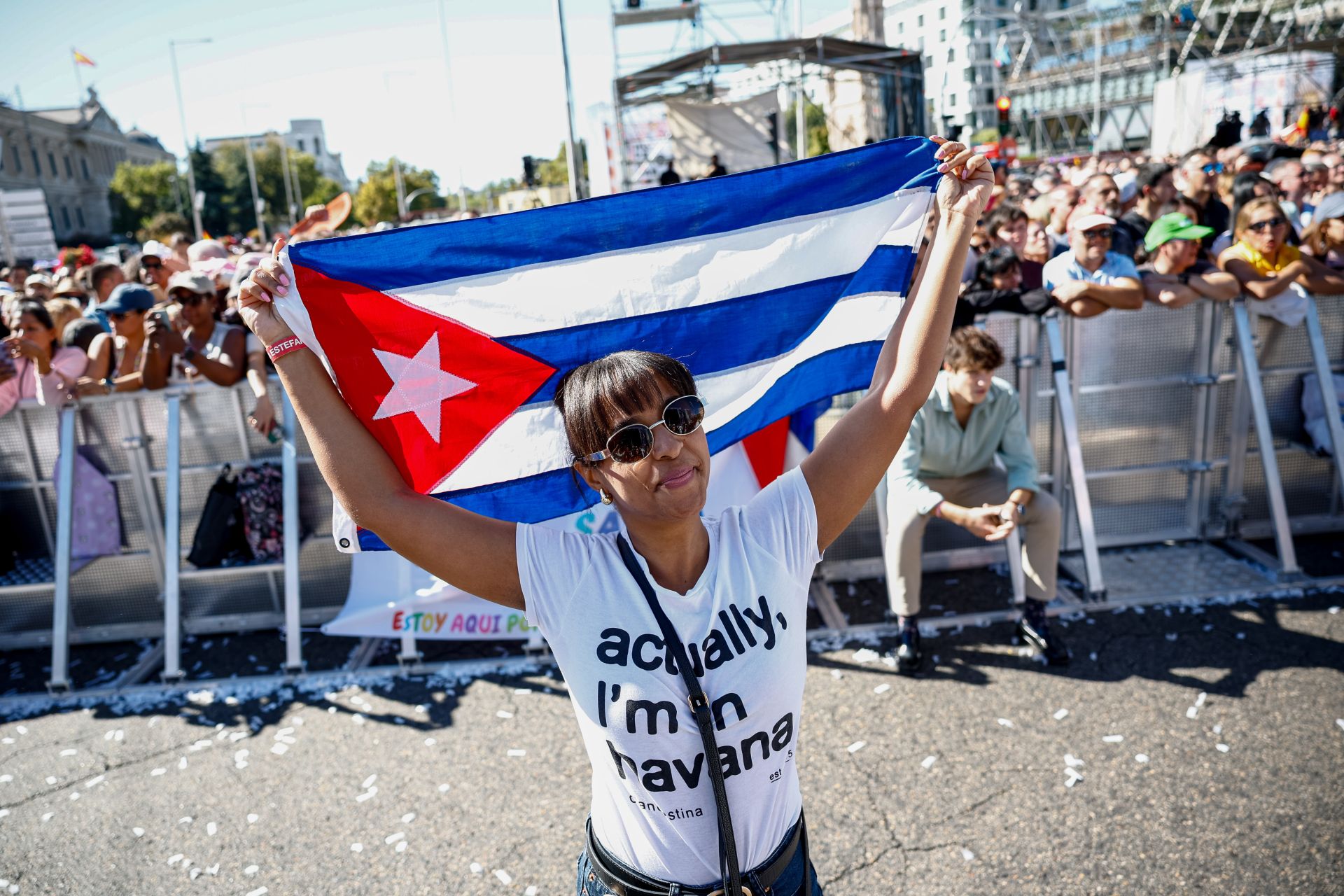 Una asistente alza una bandera cubana mientras asiste al concierto gratuito de Gloria Estefan