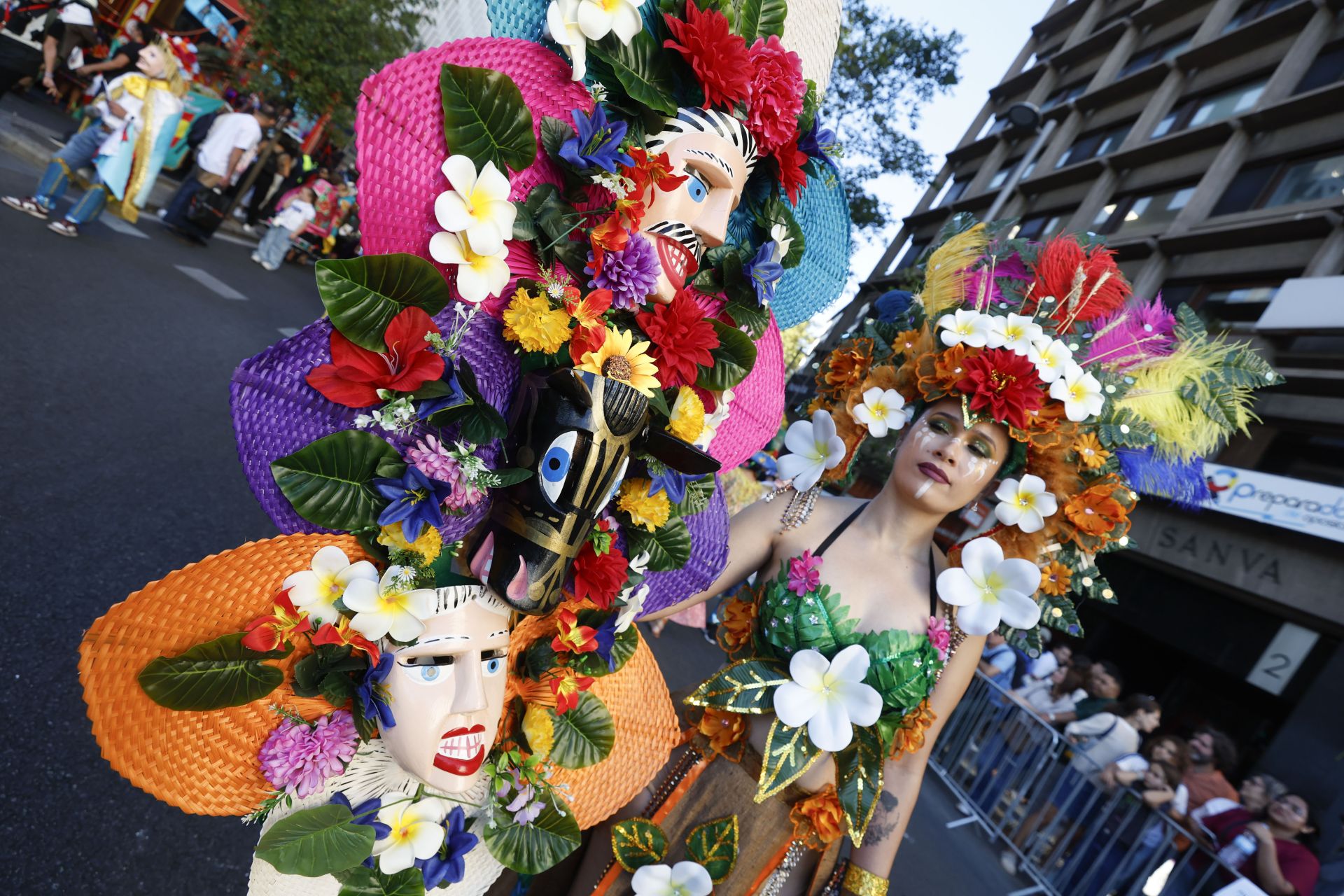 Una veintena de países han desfilado en la Gran Cabalgata de la Hispanidad