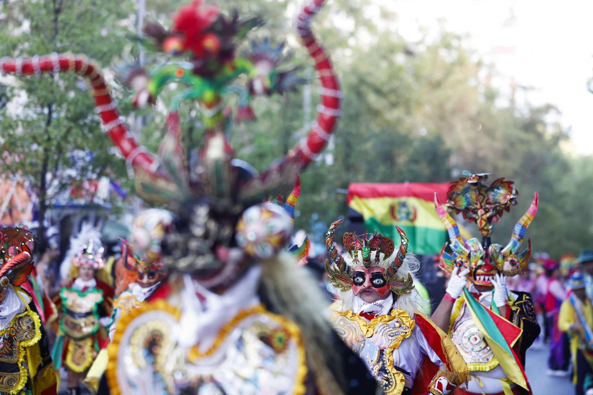 Una veintena de países han desfilado en la Gran Cabalgata de la Hispanidad