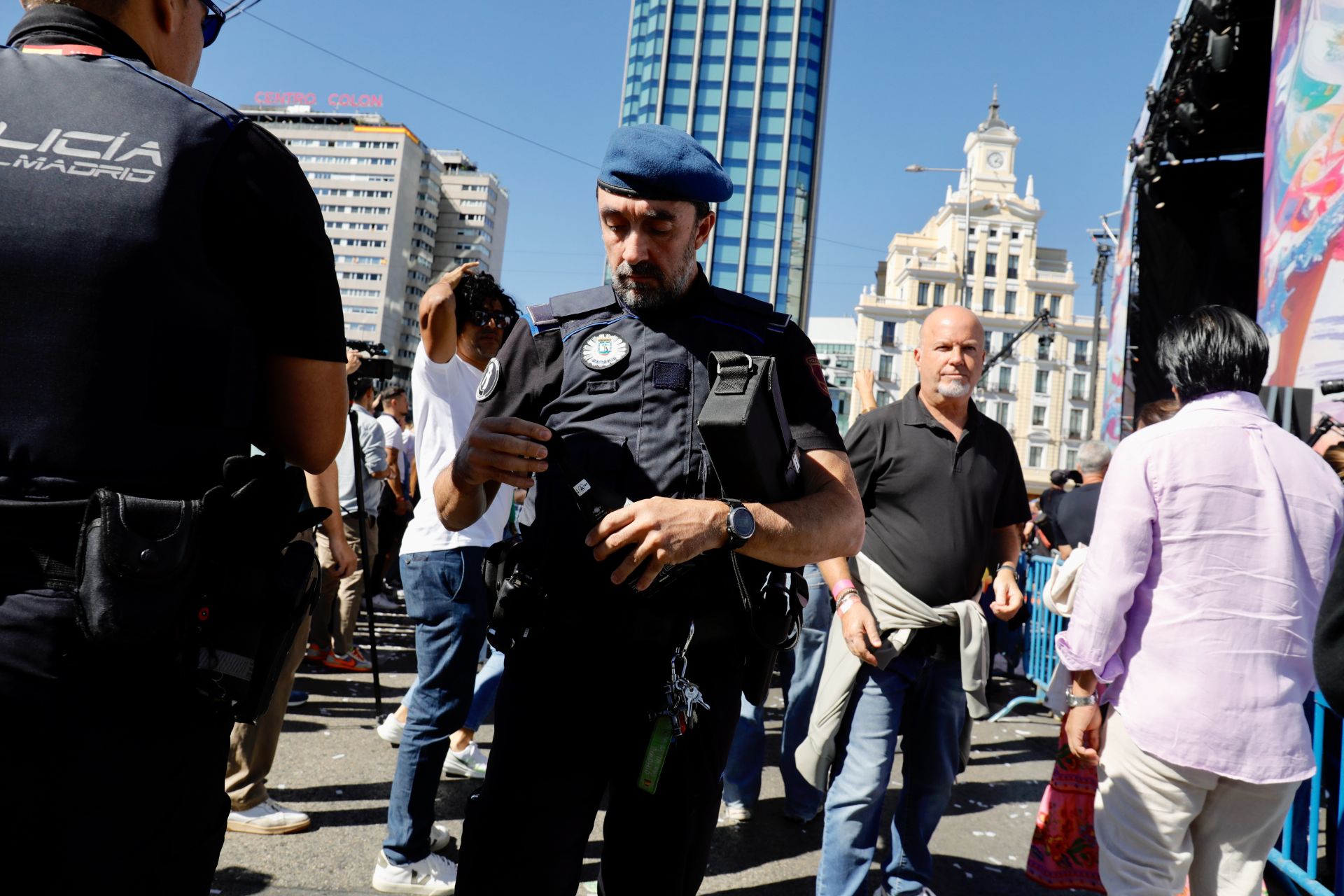Policía municipal midiendo decibelios en el escenario