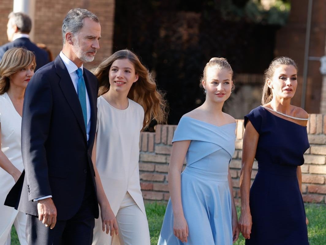 El color, azul. Muy elegantes Don Felipe y Doña Letizia, en todo momento con sus hijas Leonor y Sofía