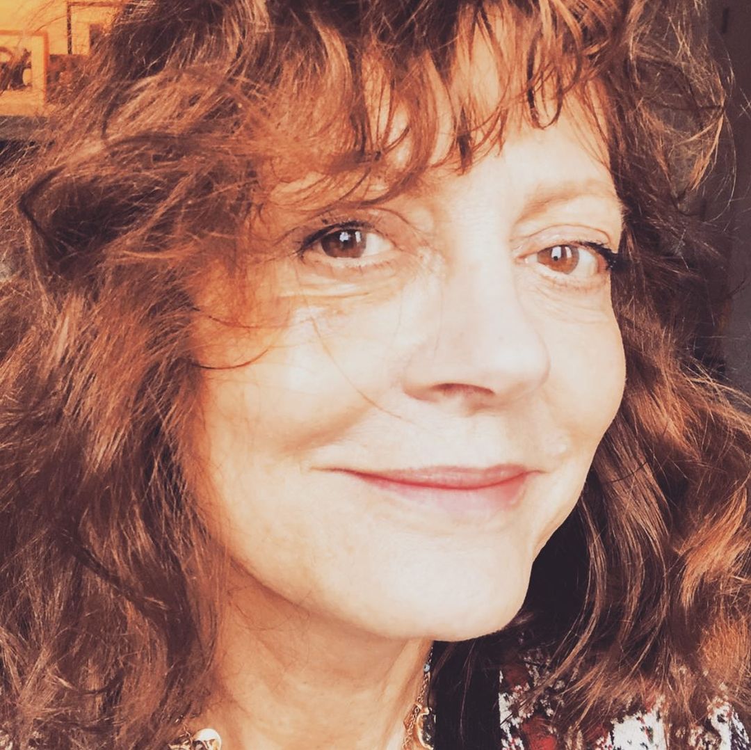 Susan Sarandon sin maquillaje, con una piel estupenda a sus 75 años.