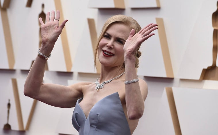 Imagen principal - Nicole Kidman luce unos brazos especialmente tonifcados a sus 55 años. Las cremas reafirmantes junto al ejercicio es una buena forma de cuidar esta zona del cuerpo que tiende a la flacidez. En las imágenes: Sérum despigmentante y rejuvenecedor para Brazos y Escote de María D'Uol (39,95 €), Crema Corporal Reafirmante de Masderm (25,90 €) y Redumodel Brazos Firmes (8,45 €).