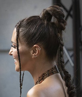 Imagen secundaria 2 - La actriz ha lucido un original recogido: se trata de una trenza alta acompañada de dos mini trenzas laterales.