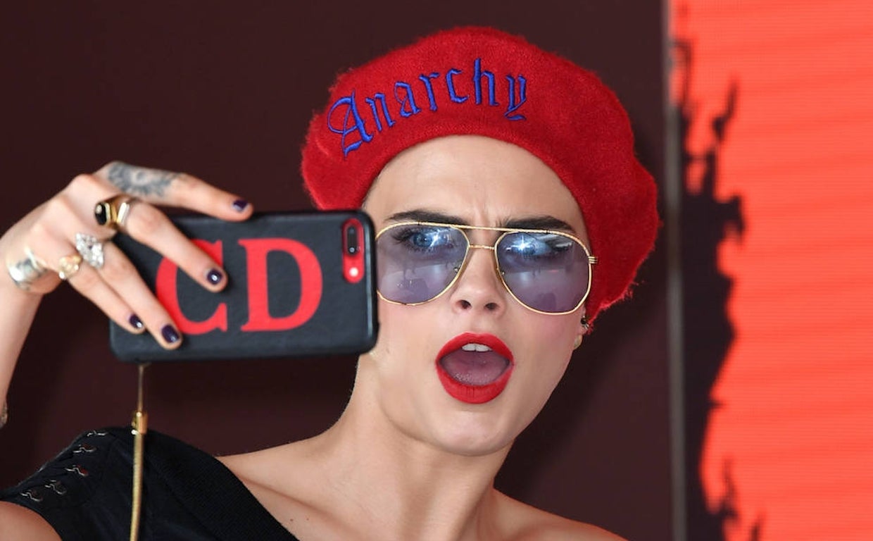 La exposición a la luz azul es cada vez mayor, por los móviles, tablets y portátiles.