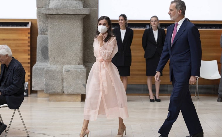 Imagen principal - La Reina con un vestido de organza en rosa empolvado de la firma Maje, transparente y estilo camisero, que ha combinado con los salones de la firma Steve Maden y un discreto peinado y maquillaje. 