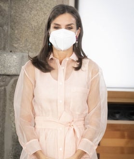 Imagen secundaria 2 - La Reina con un vestido de organza en rosa empolvado de la firma Maje, transparente y estilo camisero, que ha combinado con los salones de la firma Steve Maden y un discreto peinado y maquillaje. 