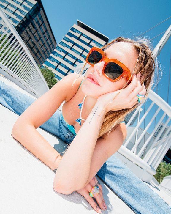 Gafas de Meller por 75€ en un diseño Assim Orange Tigris Olive, muy adecuadas para lucir un estilismo cargado de color y muy veraniego.