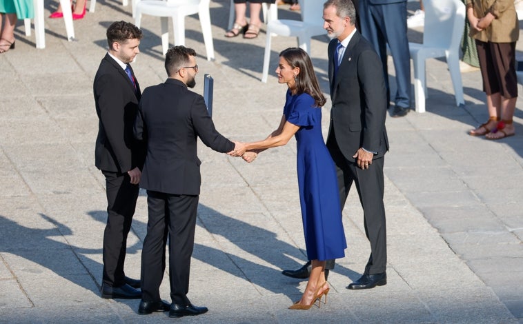 Imagen principal - Doña Letizia con vestidos en color azul en los distintos actos de homenaje a las víctimas de la pandemia en 2022, 2021 y 2020