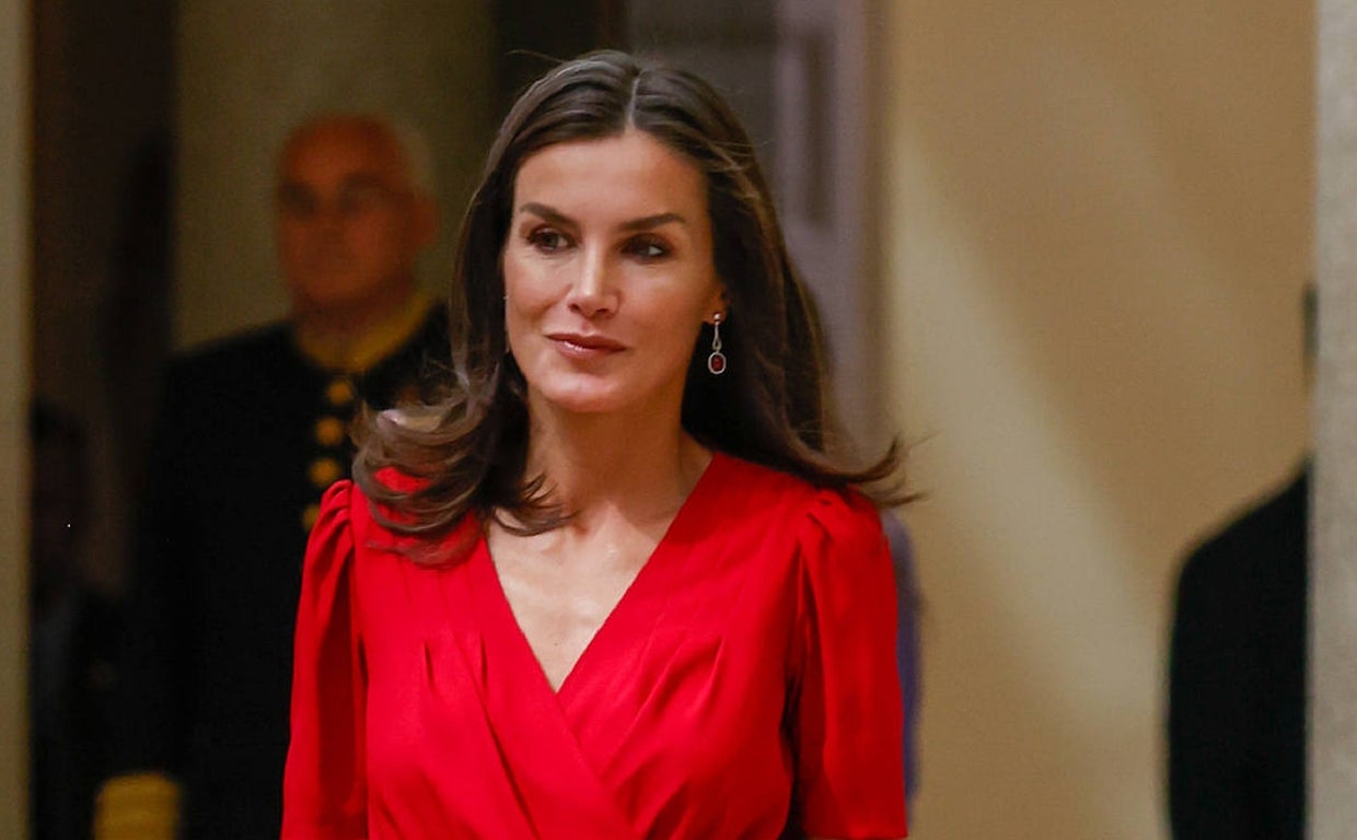 La Reina Letizia con vestido rojo de Cherubina en la entrega de los premios nacionales del deporte.