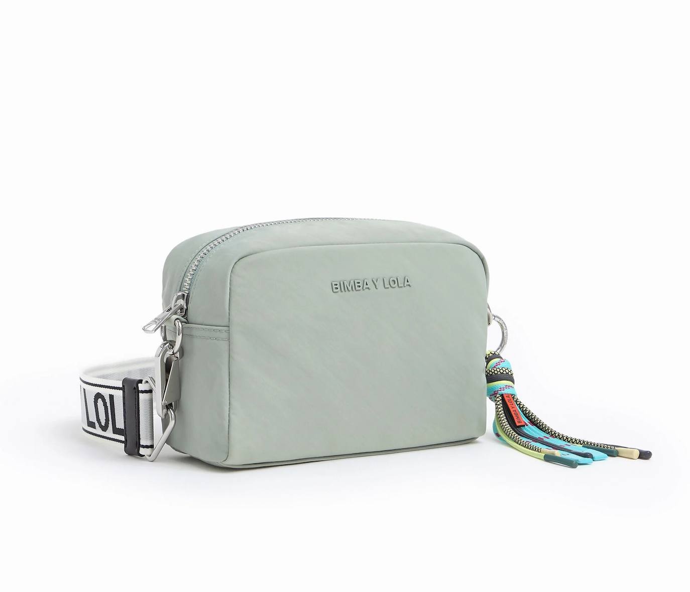 Bimba y Lola ofrece también rebajas  en sus bolsos como este Bolso Bandolera S Nylon de color azul hielo y asa  extraíble y el logotipo estampado. Con precio original de 135 € y rebajado a 108 €.