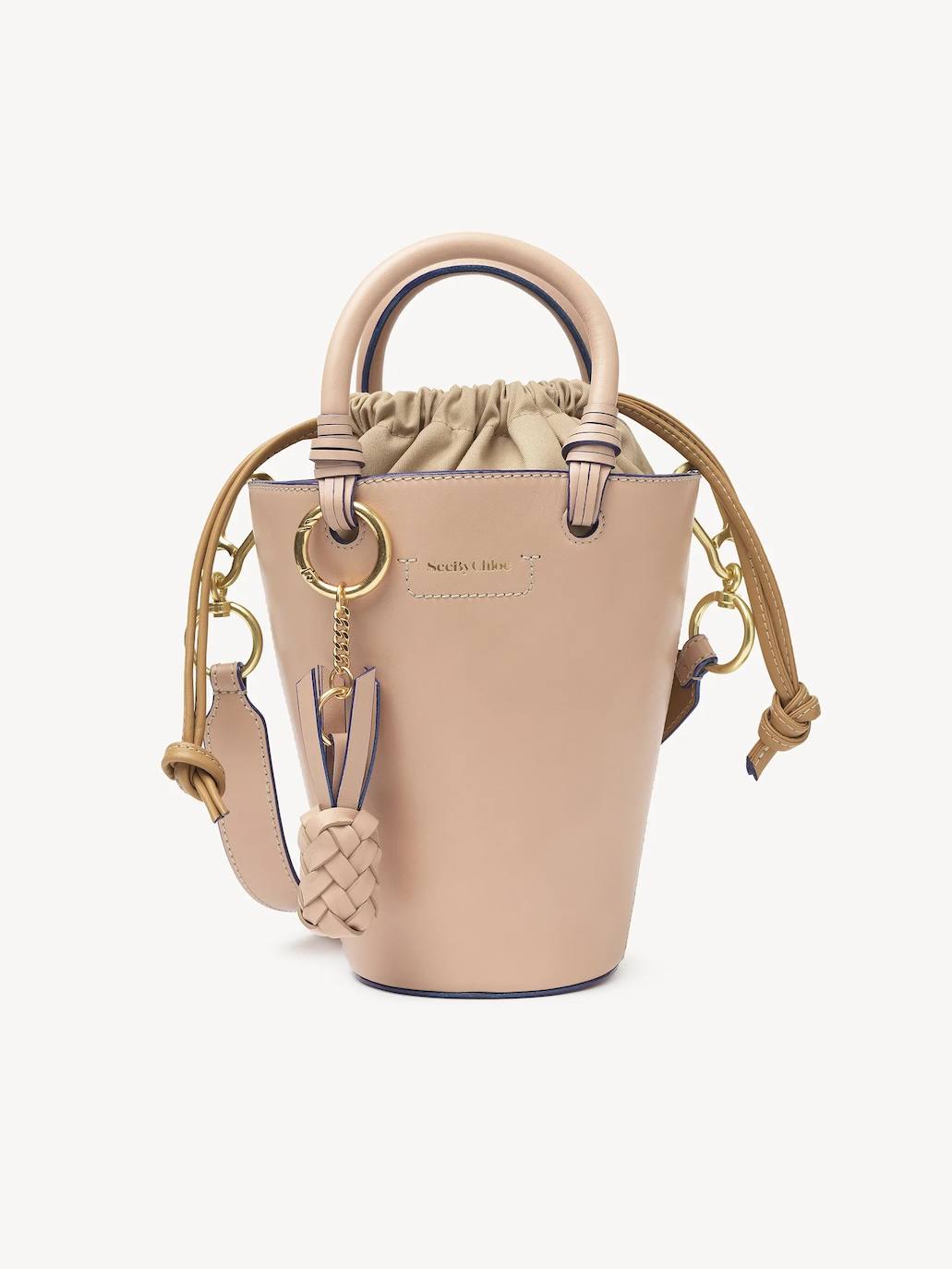 Bolso tote pequeño cecilya de la firma Chloé. Un bolso de hombro práctico con acabados en dorado y llavero de piña extraíble que se puede comprar por 319€ (455€ anteriormente)