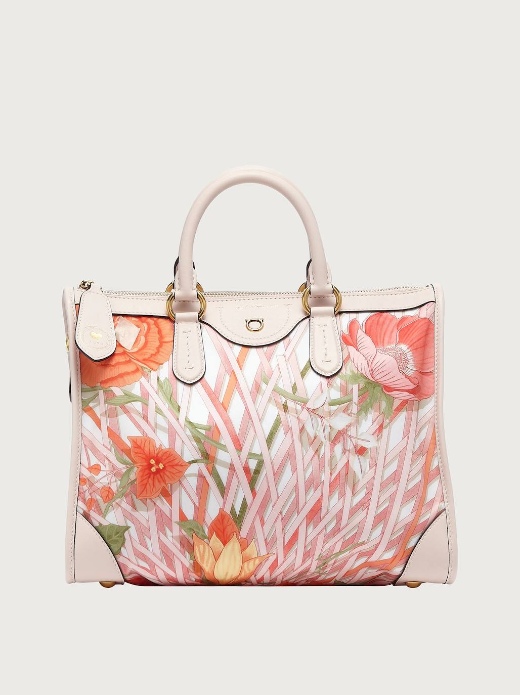 La firma Ferragamo incluye en sus rebajas este bolso de mano estampado vimini-econyl por 630€. Su precio original era de 1050€.