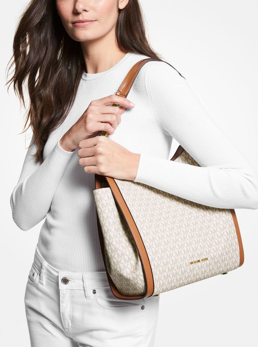 Bolso tote Newbury con estampado exclusivo de la marca Michael Kors , que está a un precio de 158€. Su coste antes de contar con la rebaja era de 395€.