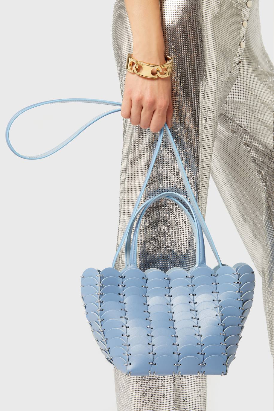 Paco Rabbane introduce rebajas en su colección de bolsos, como en este modelo Tote mini Pacoio azul, que ha bajado su valor de 690€ a 483€.