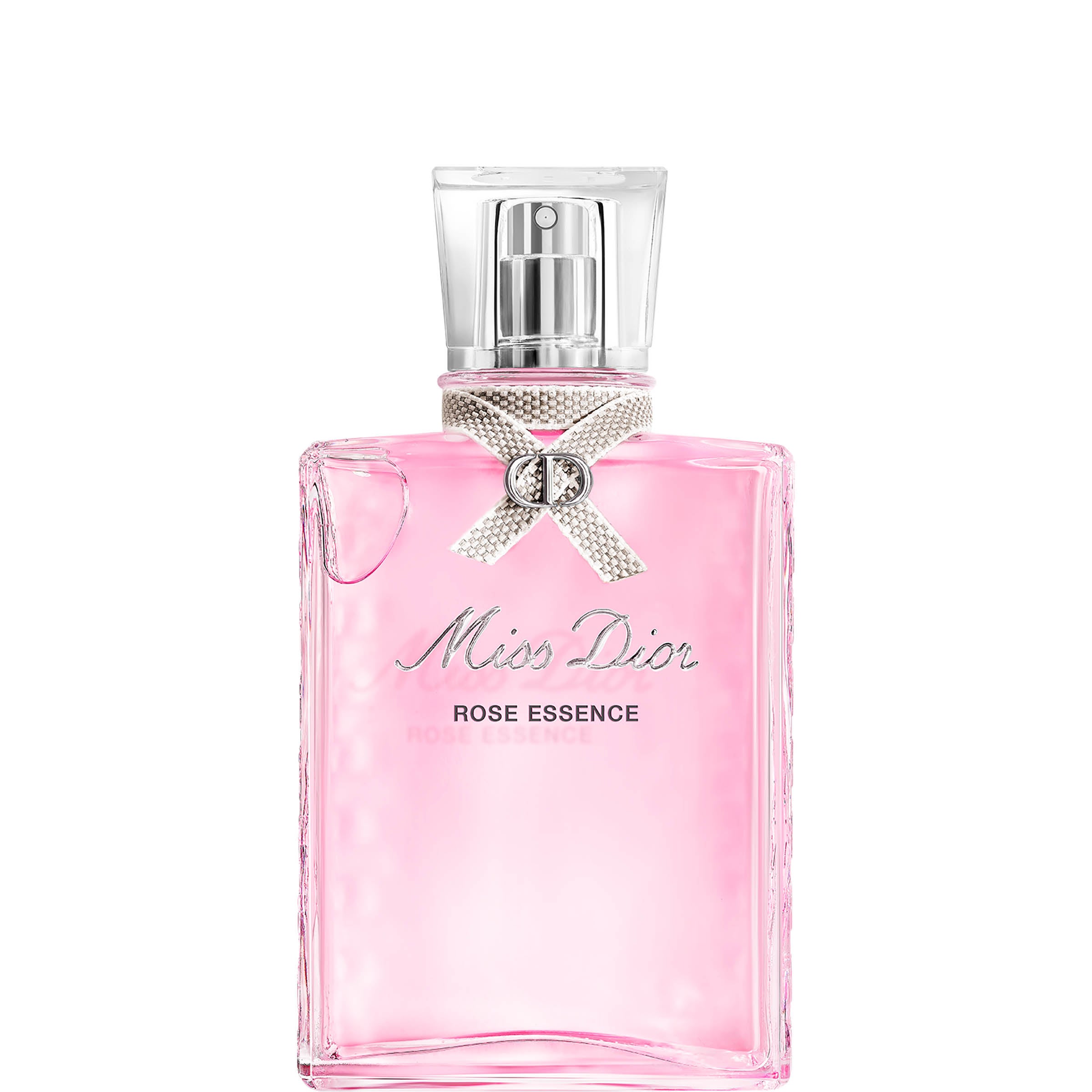 Miss Dior Rose Essence (170 €, 100 ml). Una fragancia creada con el agua floral procedente de la cosecha de 2021 del Domaine de Manon, cuya propietaria, Carole Biancalana, firmó en 2006 un acuerdo de colaboración exclusivo con la maison Dior. Las rosas del Domaine de Manon se utilizan en un círculo virtuoso perfecto en el que nada se desperdicia, desde la última gota destilada hasta el último pétalo caído... Con la misma voluntad responsable, el vidrio de su frasco está reciclado en un 25 %. Por primera vez, el lazo atado a su cuello reproduce el tejido de los sacos de yute natural que se utilizan para transportar las rosas hasta la destilería. Esta versión solo está disponible en la web www.dior.com y en El Corte Inglés de Serrano).