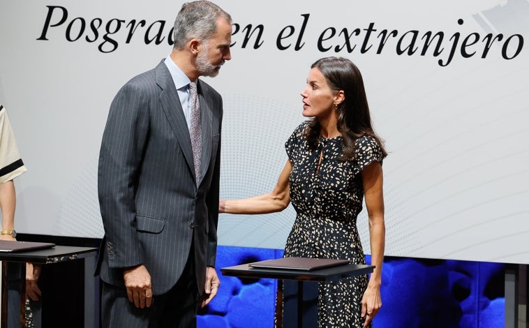 Imagen principal - Los Reyes han presidido el acto de entrega de las becas de Fundación La Caixa. Doña Letizia ha lucido pendiente de la marca española CXC (70€)