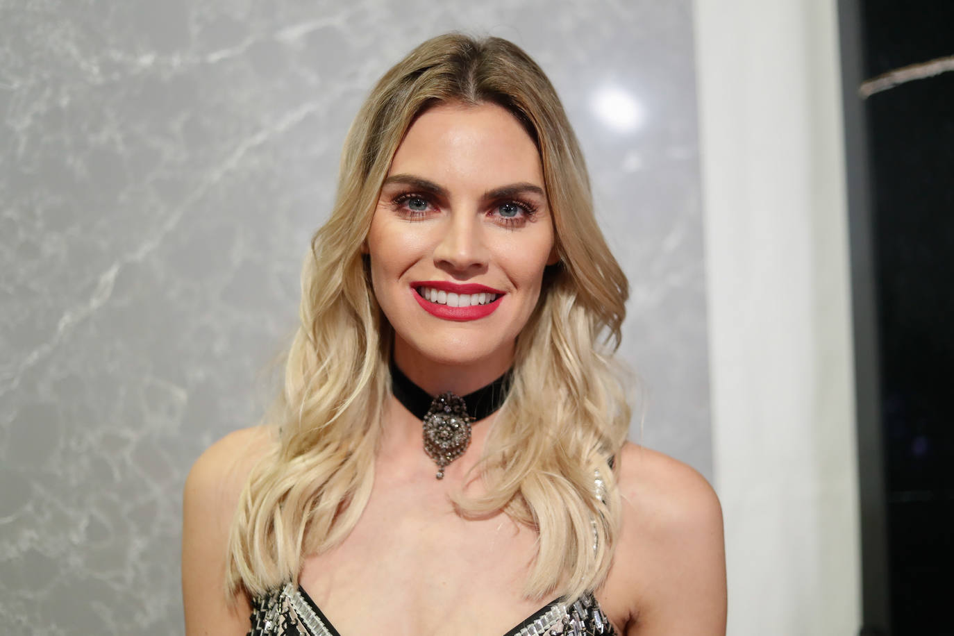 Anteriormente, la actriz española también fue rubia. De hecho, Amaia Salamanca ha lucido diversos tonos de rubio. En esta ocasión, lleva las raíces más oscuras y de medios a puntas el rubio platino, un tono tendencia hace unos años, que exige muchos cuidados.