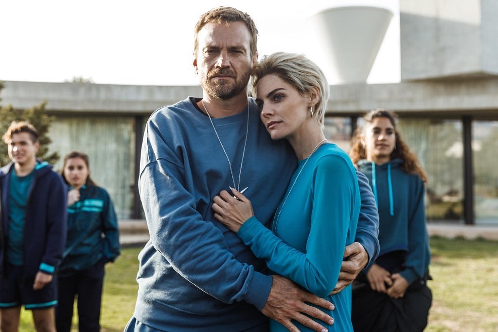 En la serie de Netflix 'Bienvenidos a Edén', Amaia Salamanca luce un pixie largo en color rubio. Sin embargo, este cambio de look no es real y se debe a una peluca ya que durante 2022 la actriz ha llevado el pelo largo.