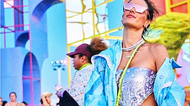 Alessandra Ambrosio con un pañuelo a modo de top bandana