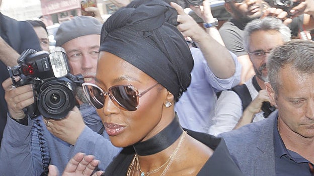 Naomi Campbell luciendo pañuelo a modo de turbante