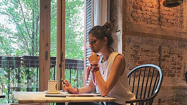 Sara Carbonero con un pañuelo enlazado en la muñeca