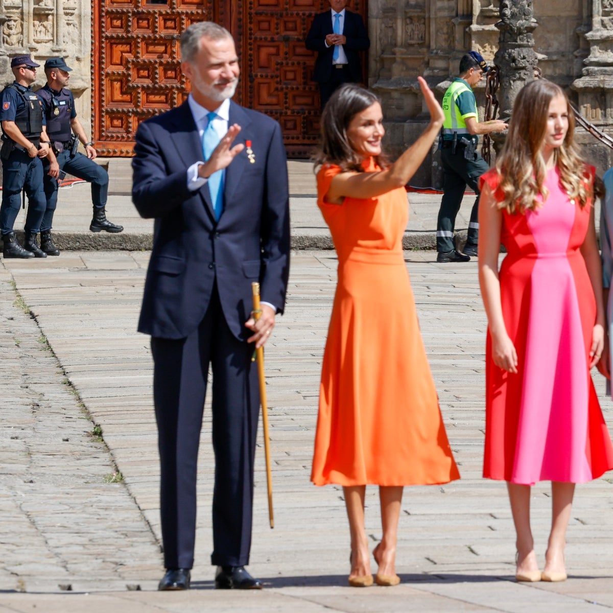 Doña Letizia, Leonor y Sofía llenan de color Santiago de Compostela