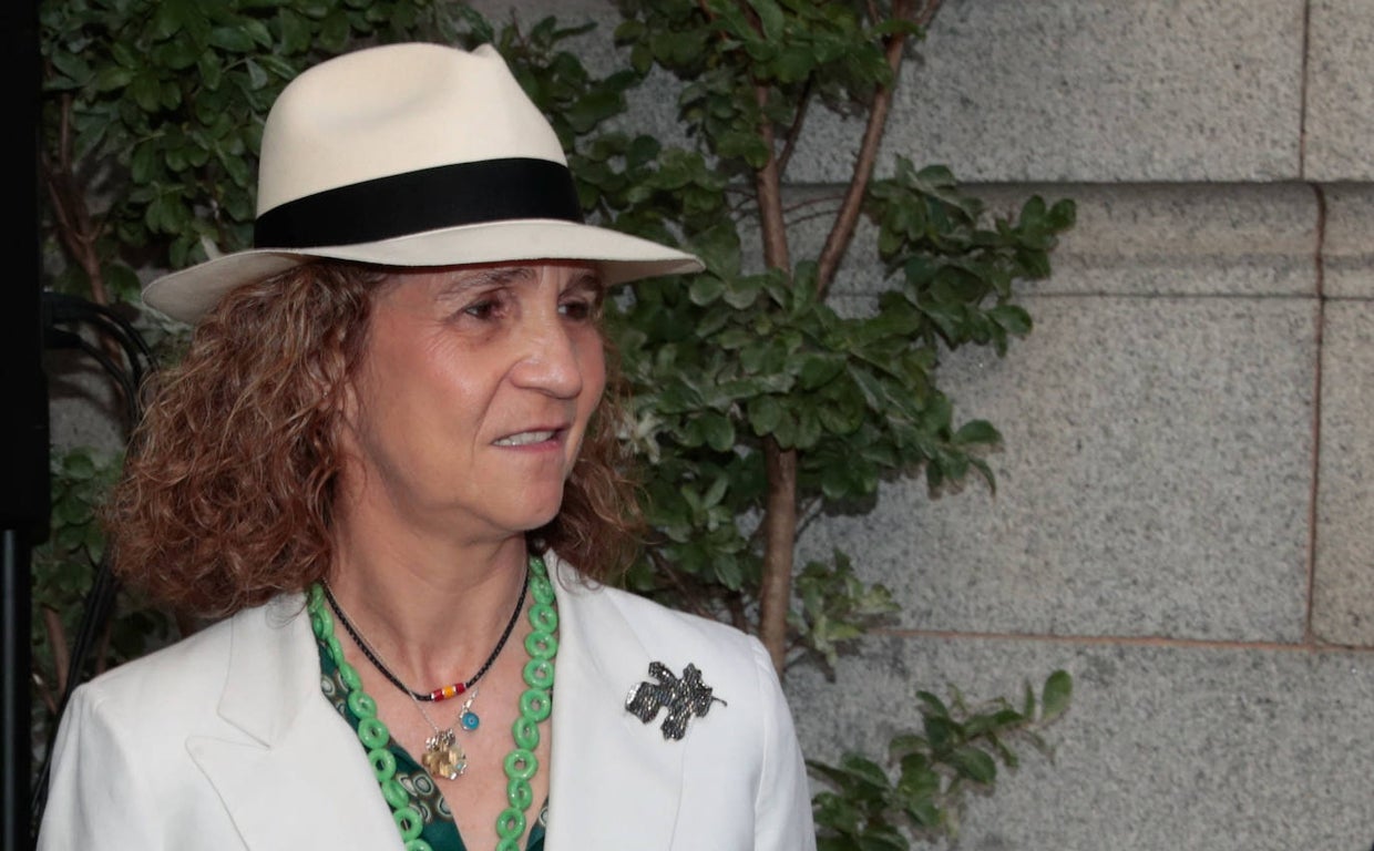 La infanta Elena apuesta por la melena midi lisa y con raya en el medio para este verano.