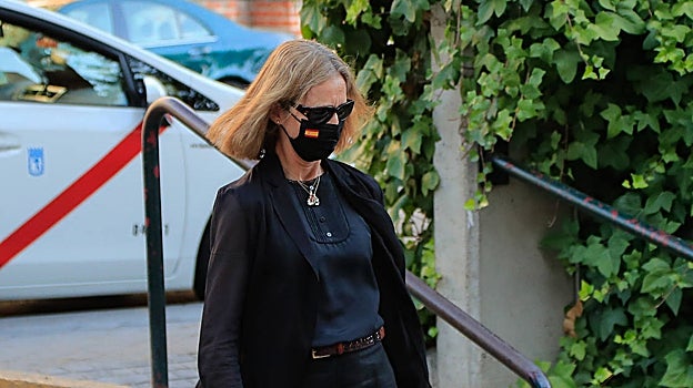 La infanta Elena con su nuevo corte de pelo, una melena midi recta por encima de los hombros.