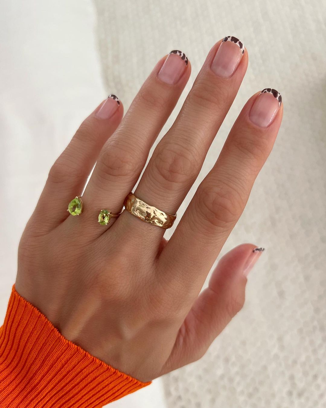 Manicura francesa 'animal print'. Un diseño muy original y perfecto para las personas que adoran el estampado animal. Solo hay que pintar la parte superior de las uña recreando el 'animal print' favorito en tonos marrones y beige o negros.