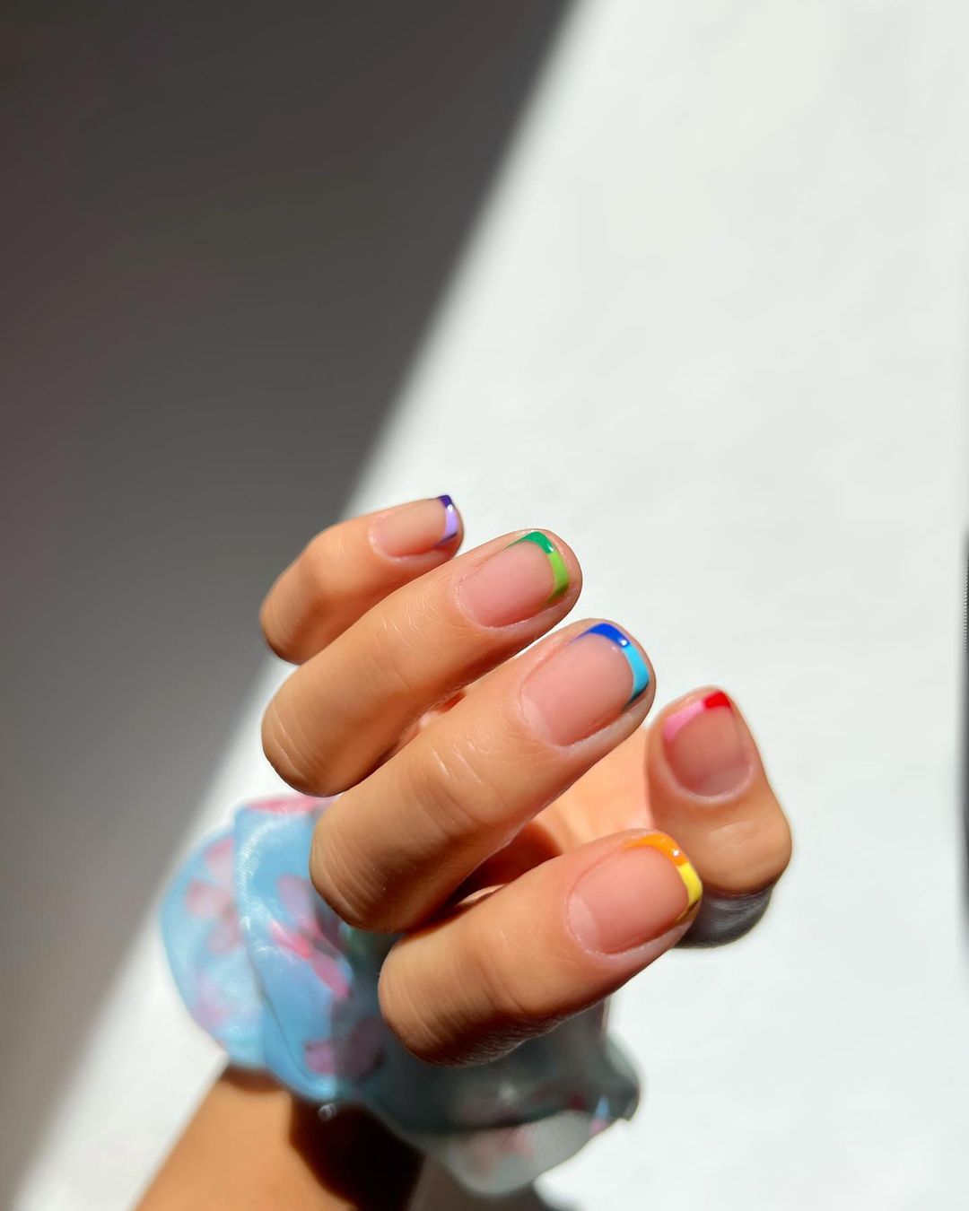 Manicura francesa doble. También queda muy bien pintar en la parte superior de la uña dos rayas de tonos diferentes. El verano es un buen momento para probar combinaciones más arriesgadas o elegir combinaciones que no fallan como el azul y el blanco.