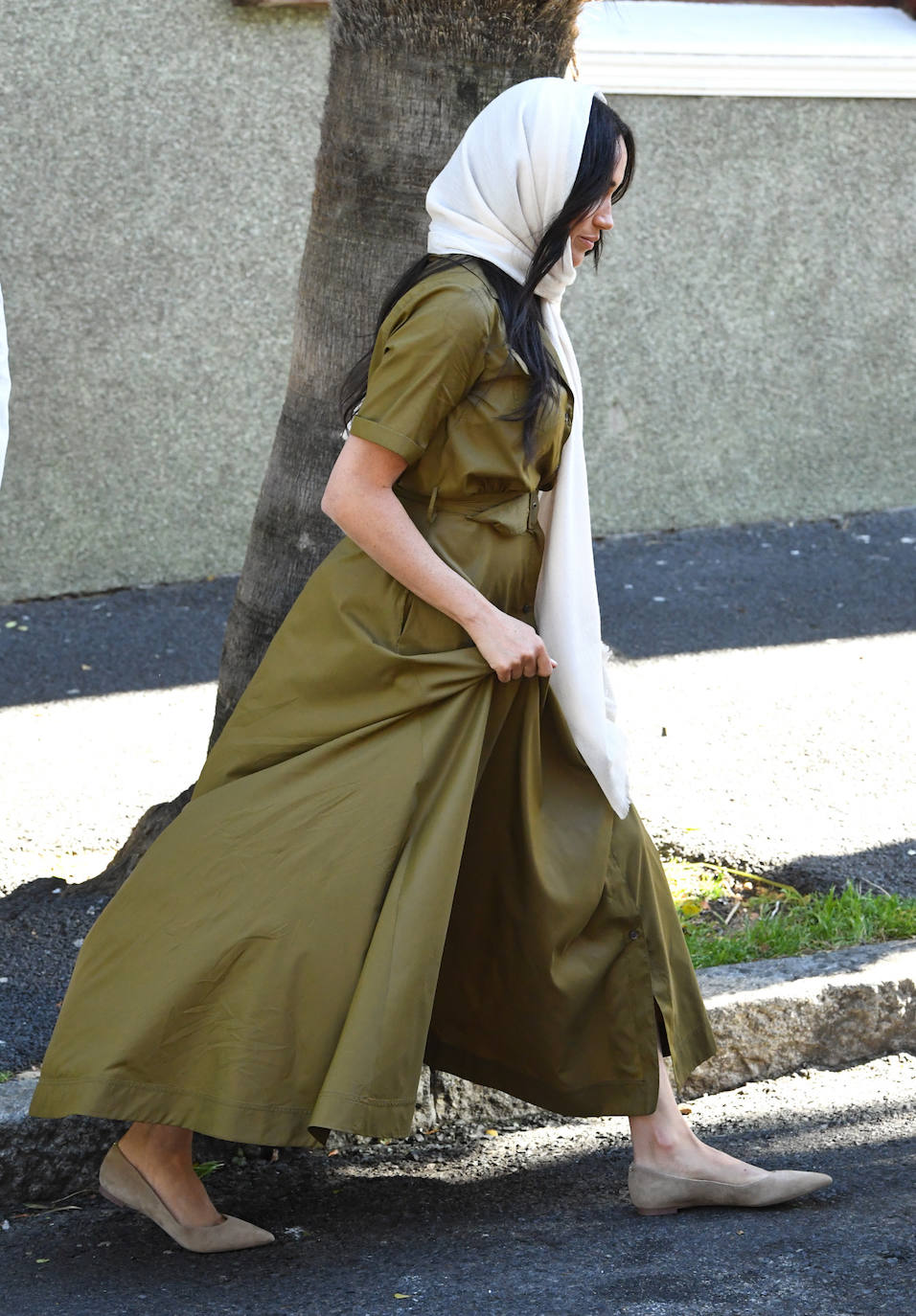 Para un viaje a Sudáfrica , no quiso perder la oportunidad para hacer gala de su versatilidad con un vestido largo en color verde caqui de estilo camisero, y un velo en color crudo muy bien elegido. Sin descuidar ningún detalle tampoco en esta ocasión. 