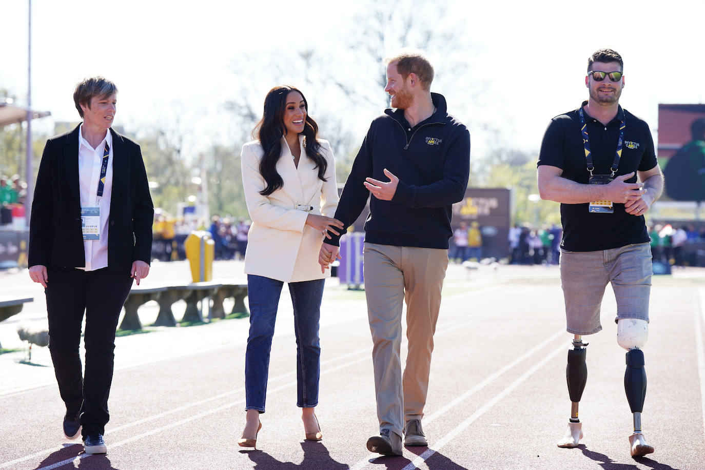 Blazer y vaqueros fue el conjunto elegido por Meghan para un compromiso más informal como fue su asistencia a los juegos Invictus. Un evento donde dejó algunos de sus mejores estilismos. En esta ocasión la americana en tono crudo y los vaqueros pitillo fueron un gran acierto junto a unos salones de ante marrones para  la competición de atletismo.
