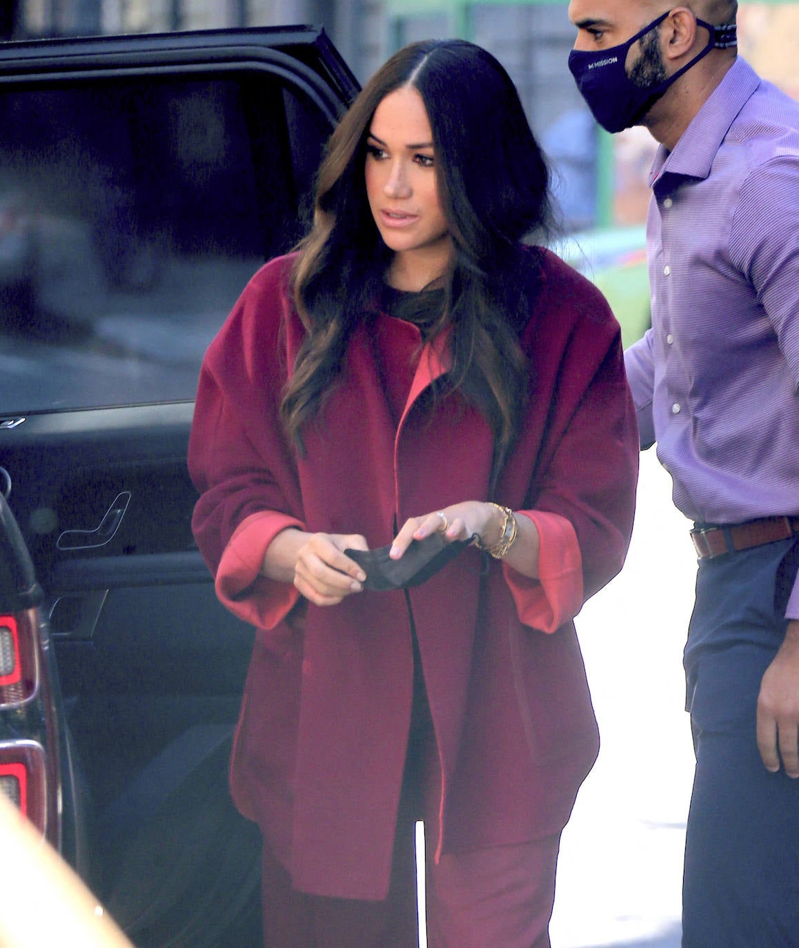 Incluso para un evento escolar en Harlem, la ex actriz causa sensación con un estilismo de inspiración ochentera. Un conjunto  de Loro Piana en color granate cuya protagonista era una chaqueta de tipo 'oversize' que le sentaba fenomenal a su silueta. 