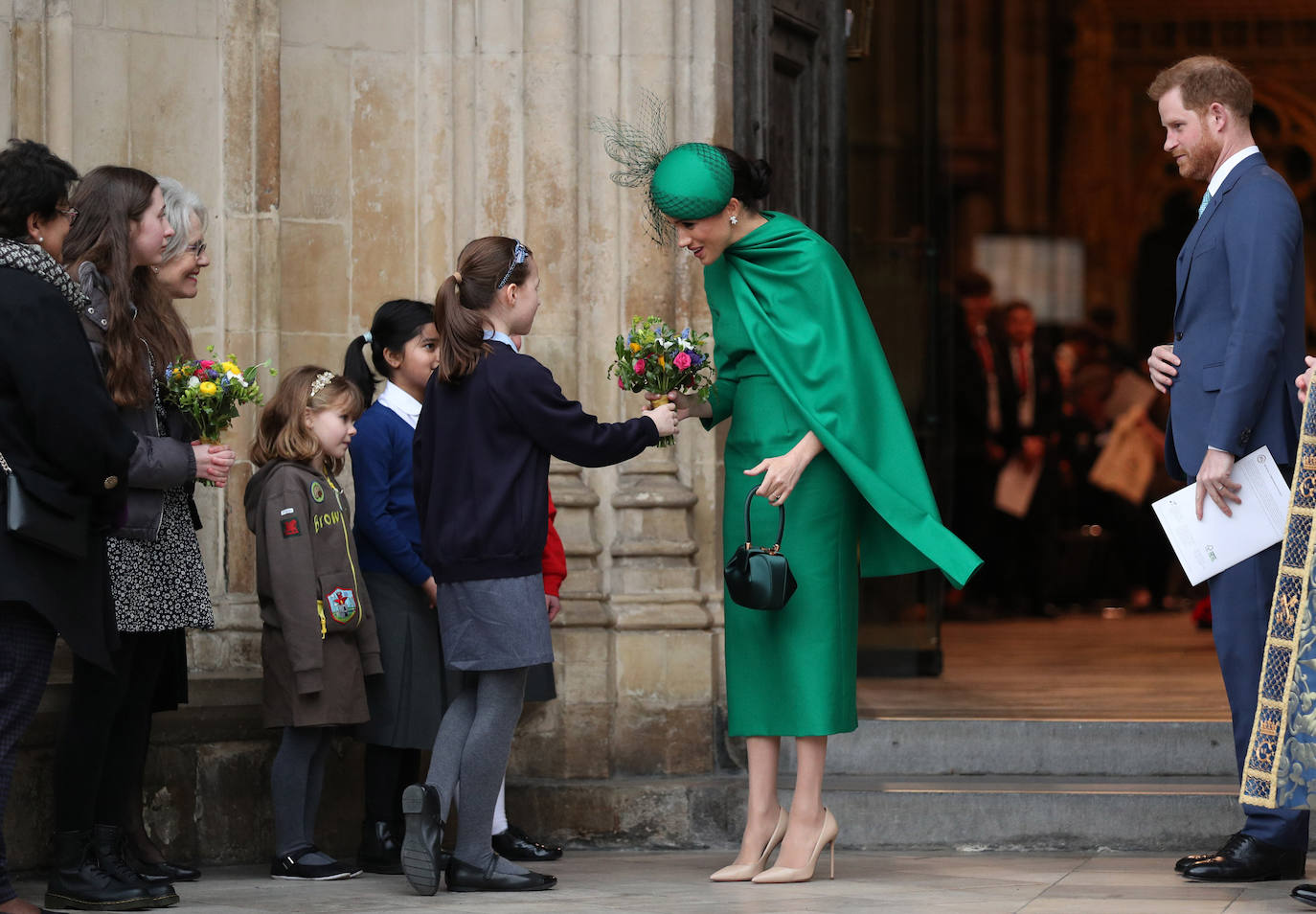 La duquesa se decantó para el Día de la Commonwealth en 2020 por un vestido verde de Emilia Wickstead en un diseño liso que incluía una capa y que adornaba con un tocado muy estiloso de William Chambers. Esta vez, en lugar de combinar los complementos, Meghan incorporó un bolso negro y unos salones en color nude.