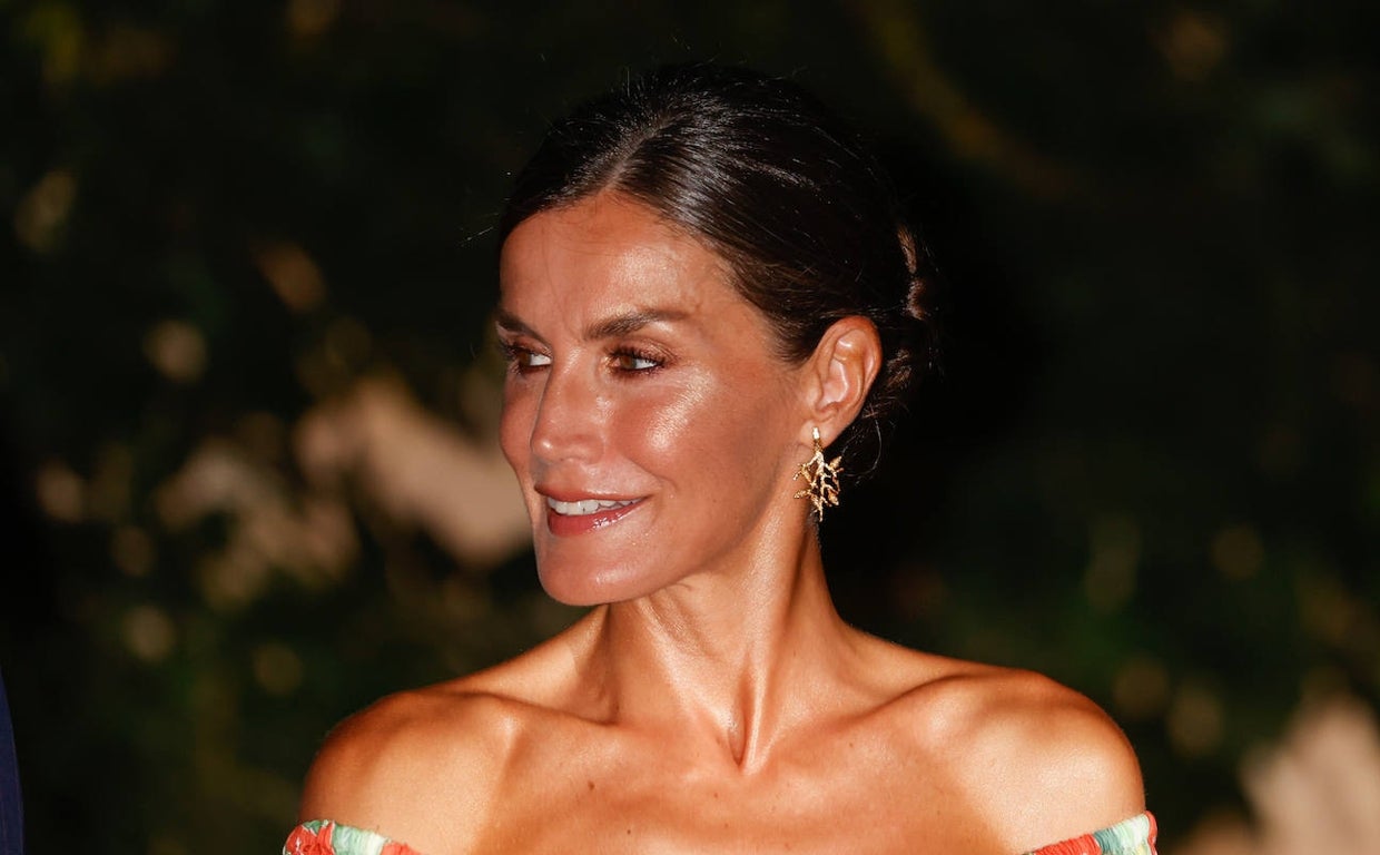 La Reina Letizia ha elegido un vestido viral que ya han lucido famosas como Paula Echevarría o Ana Milán.