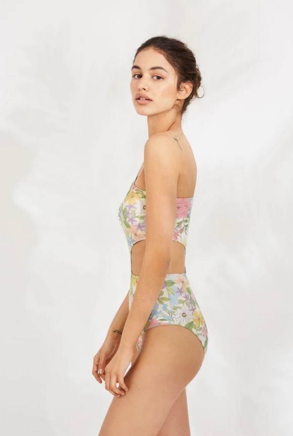 Ysabel Mora incluye entre su colección  este bañador estampado con 'cut-out' en su lateral,  y lazo removible aportando creatividad. Además apuesta por la naturalidad con un relleno extraíble para el pecho. Su precio en la web de la firma es de 25,99€