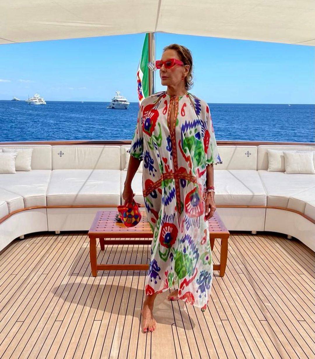 La estilosa Naty Abascal también caía rendida a los encantos de esta prenda para un paseo en barco con el diseñador Valentino. En su caso escogió un modelo con estampado y tejido muy veraniego y lo combinó con accesorios perfectos para la ocasión.  