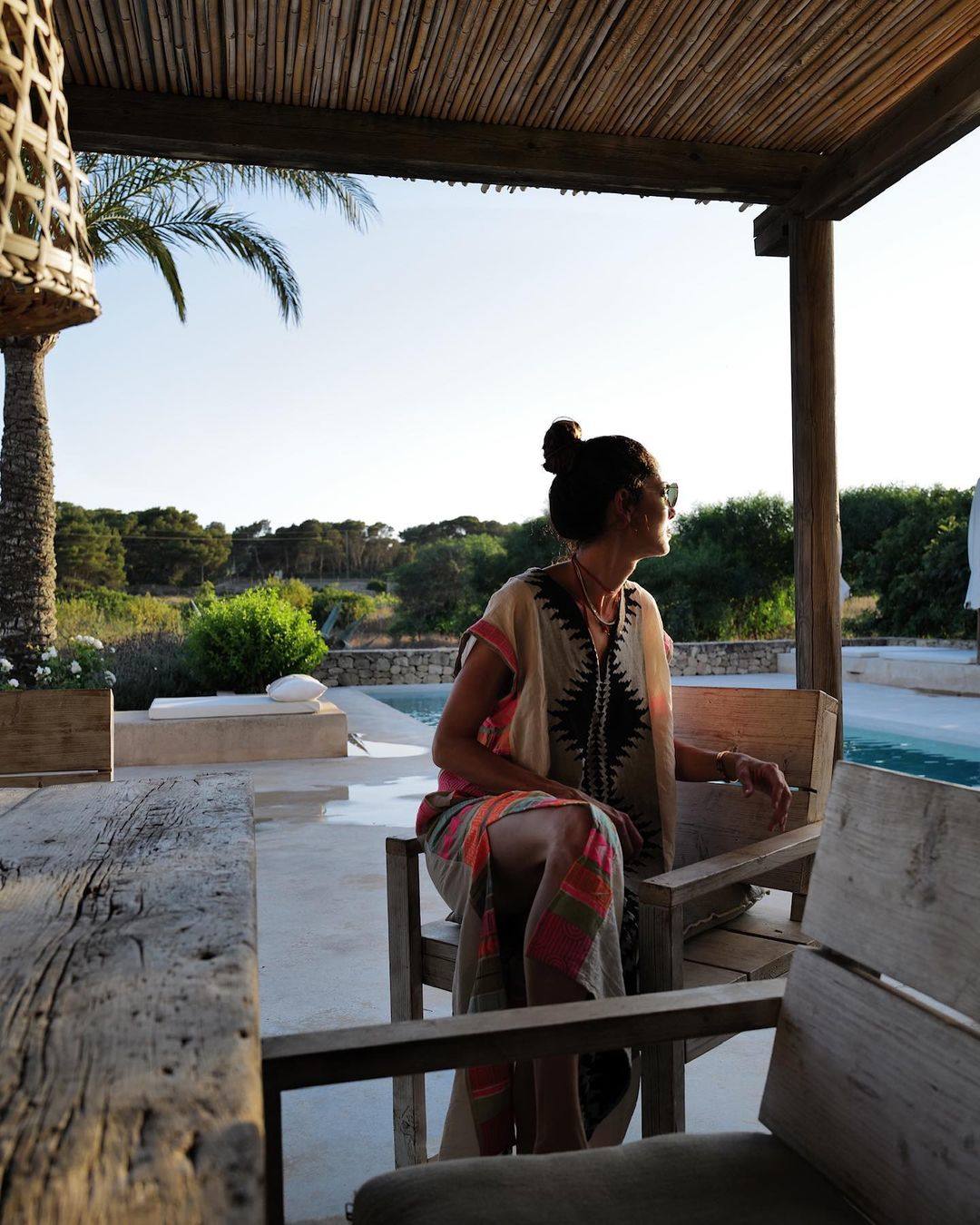 Eugenia Silvia también posaba en su cuenta de Instagram con un caftán de estampado maya en colores fluorescentes fluor. Es de la firma Coyuchi Kaftans que ofrece modelos  hechos a mano por artesanas de Oaxaca (México) y que está tan de moda entre las 'celebrities' del momento. 