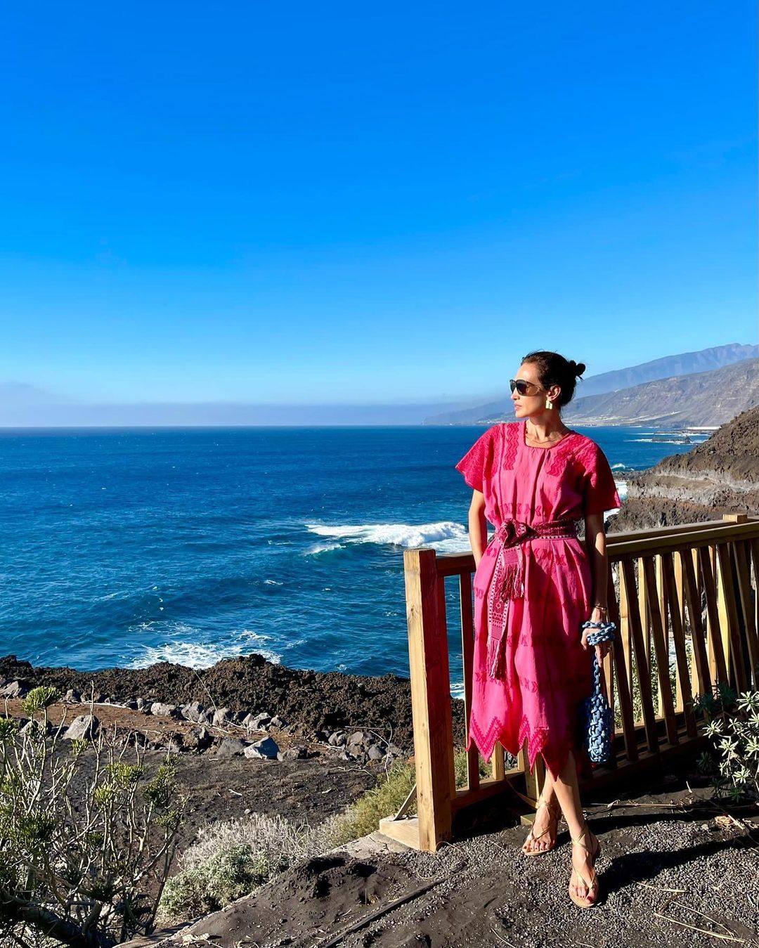 Nieves Álvarez es otra de las fans de la prenda veraniega con la que se ha dejado ver en varias ocasiones en sus redes sociales. El de la foto es un diseño en tono rosa fucsia con estampado en rosa más fuerte y con un cinturón anudado a la altura de la cintura, de la firma por excelendia Coyuchi Kaftans.