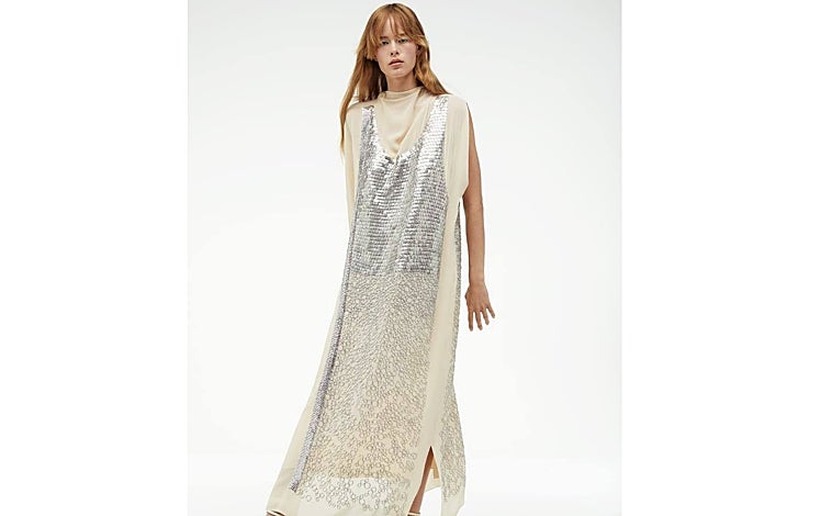 Imagen principal - El vestido más llamativo de Marta Ortega ahora se vende en Zara